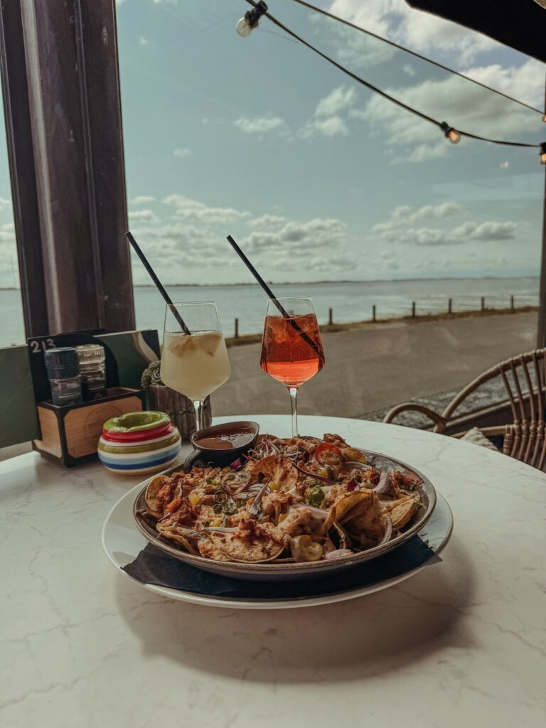 Nacho’s en spritz met uitzicht op het water