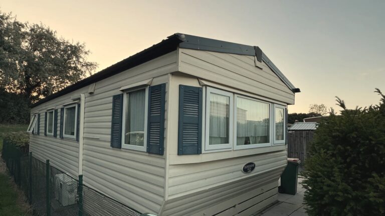 De stacaravan van Slow Nest in Zeeland bij avondlicht