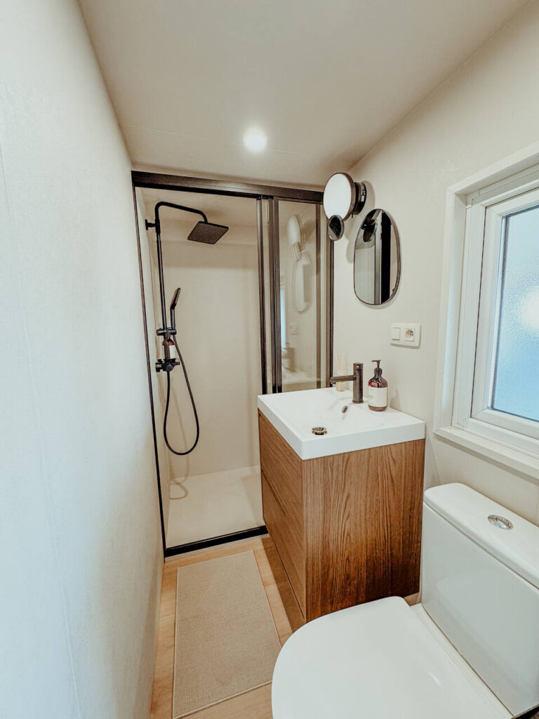 Vernieuwde badkamer met inloopdouche in Slow Nest, Zeeland