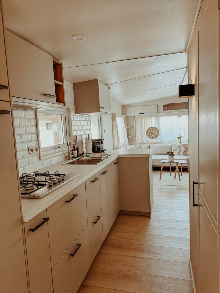 Volledig uitgeruste keuken in Slow Nest, stacaravan aan de Oosterschelde