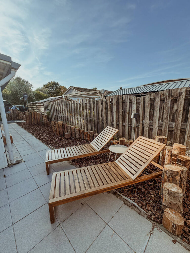 Ligbedden in de omheinde tuin van Slow Nest aan de Oosterschelde