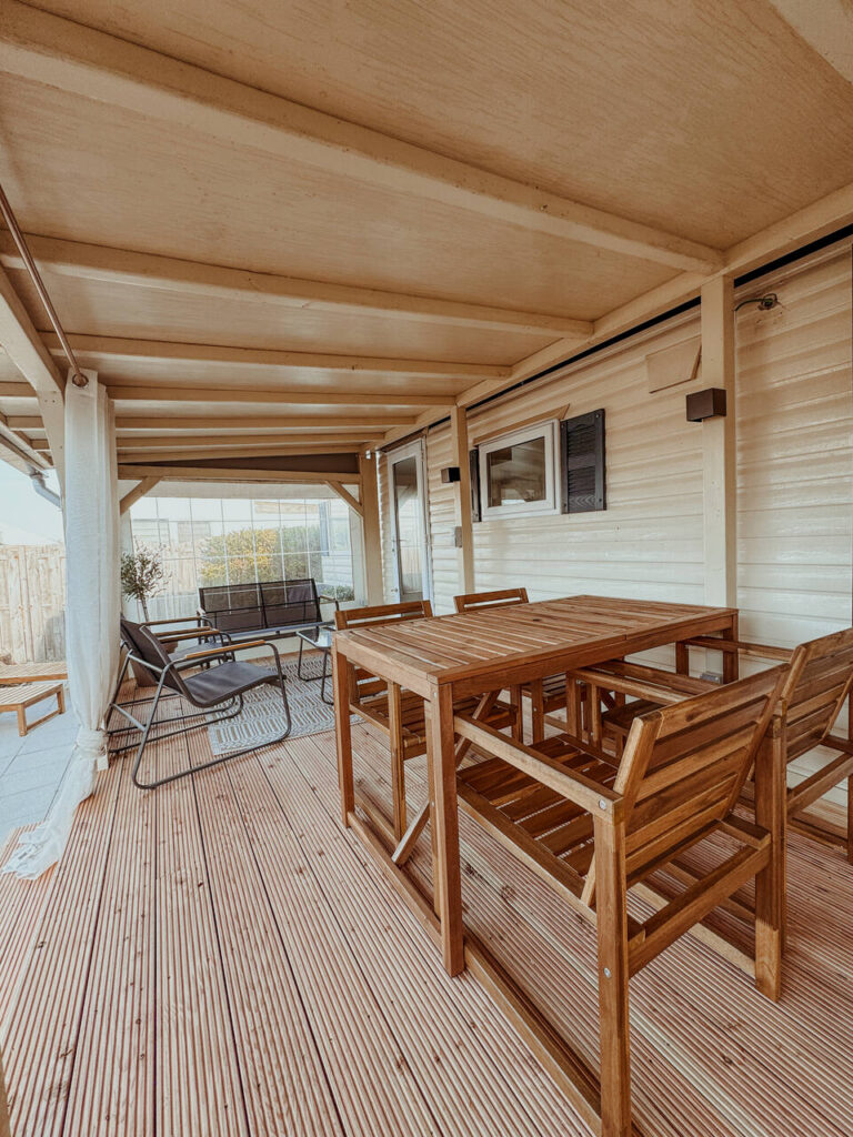 Overdekt terras met eettafel bij Slow Nest, Oosterschelde