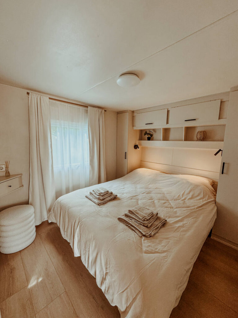 Slaapkamer met tweepersoonsbed in Slow Nest, Zeeland