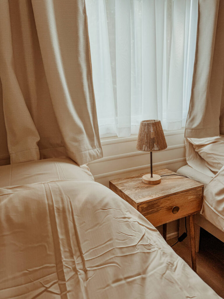 Sfeervolle slaapkamer in Slow Nest aan de Oosterschelde