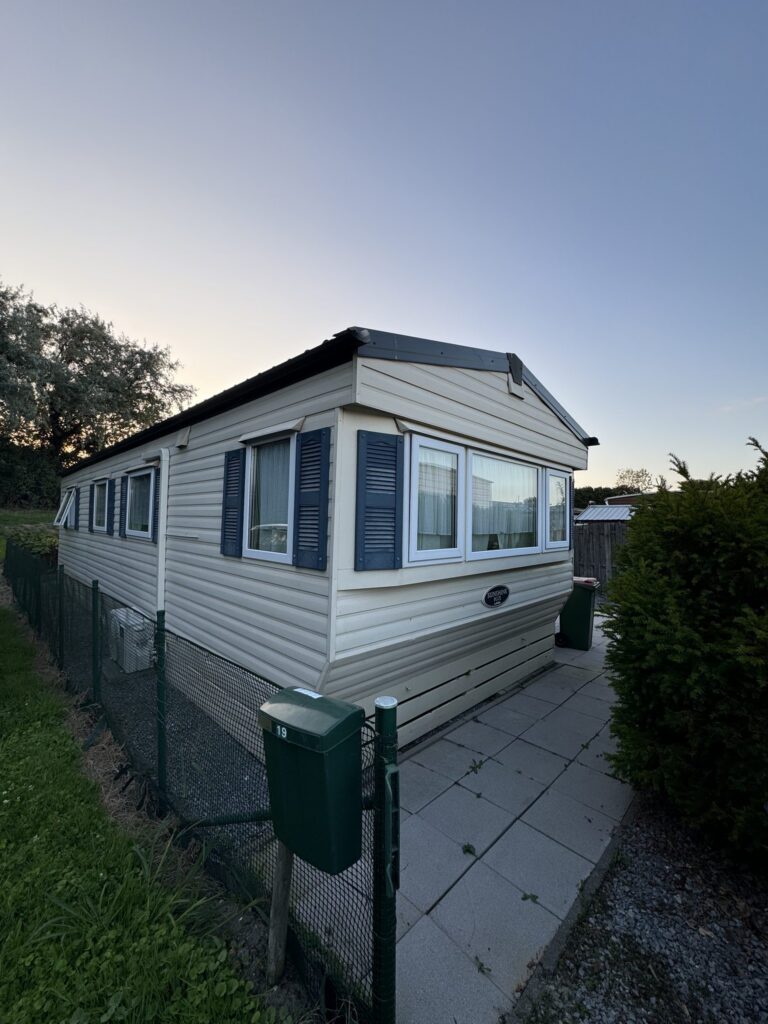 De buitenkant van Slow Nest, een volledig vernieuwde stacaravan op Camping De Zeester in Zeeland