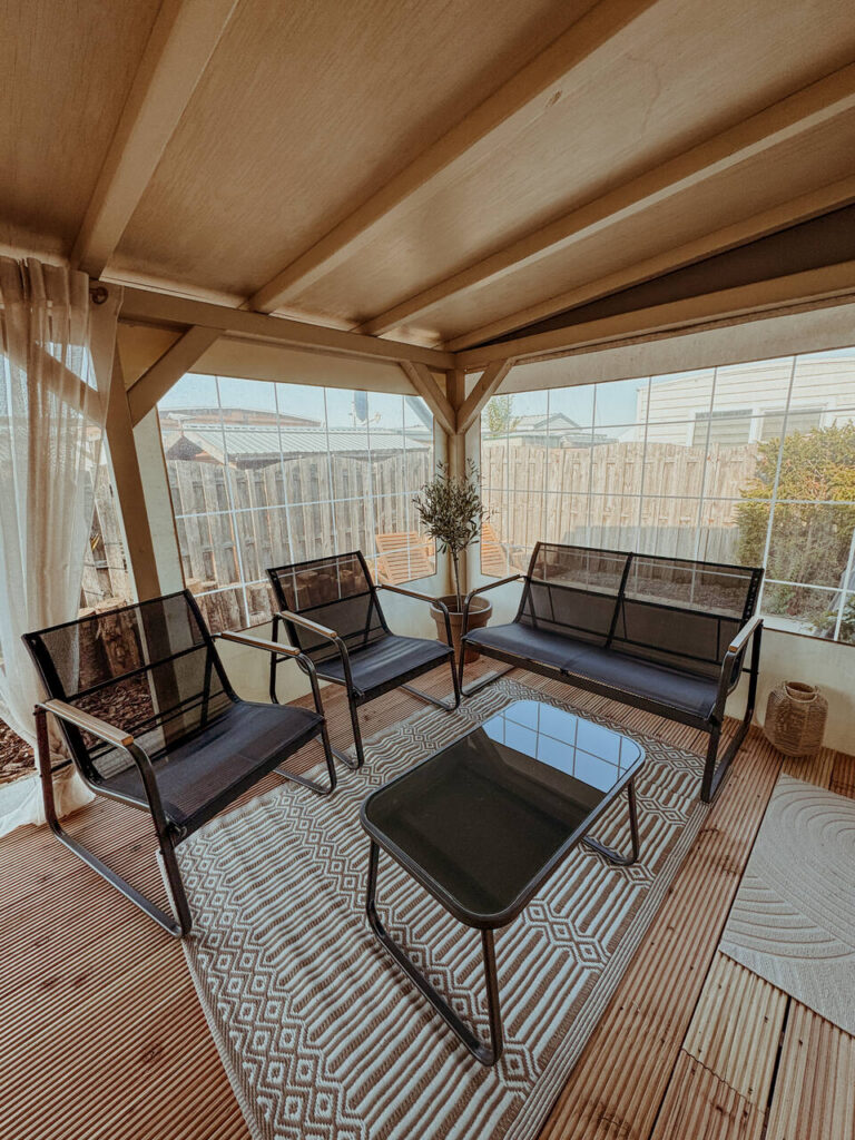 Loungeterras van Slow Nest, vakantiehuisje met hond in Zeeland