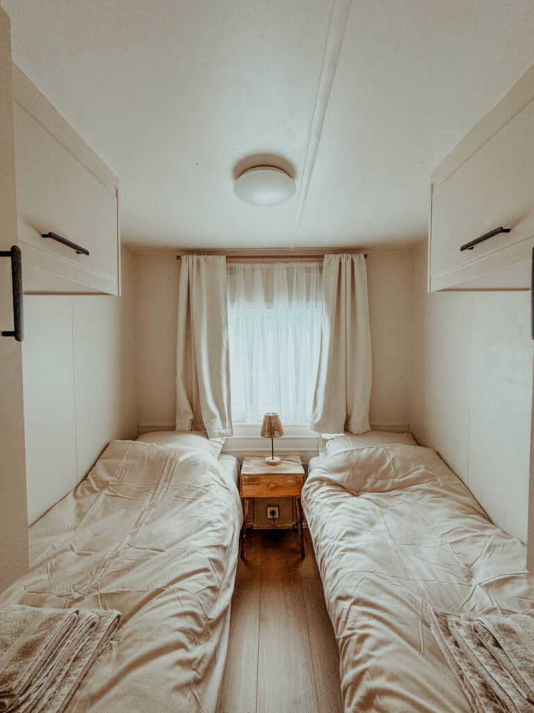 Tweede slaapkamer met twee eenpersoonsbedden in Slow Nest
