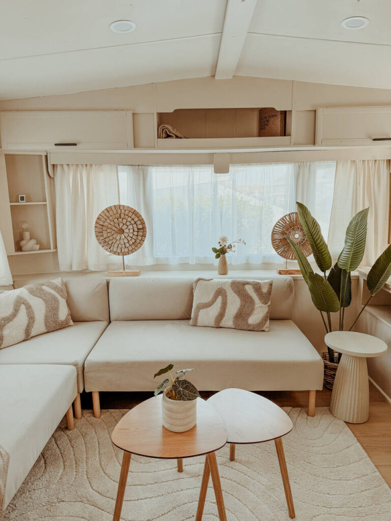 Lichte woonkamer met loungebank in Slow Nest, Zeeland