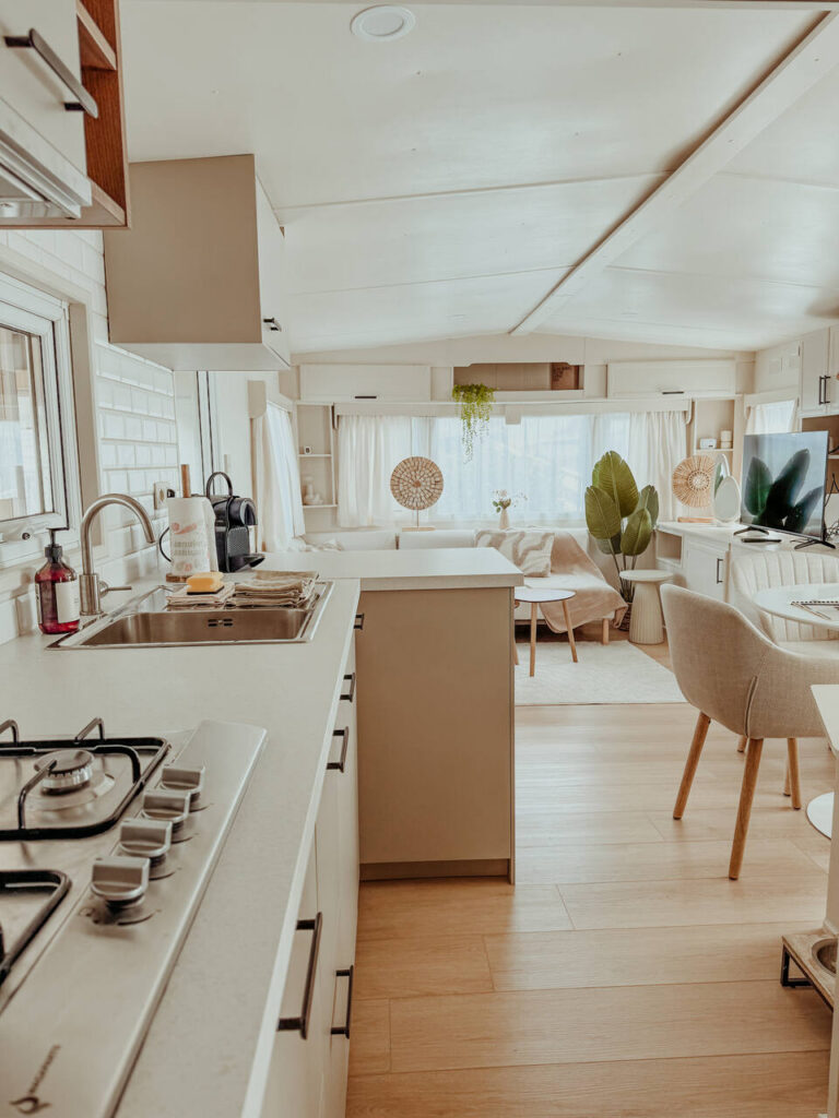 Woonkamer en open keuken in Slow Nest, vakantiehuisje aan de Oosterschelde in Zeeland